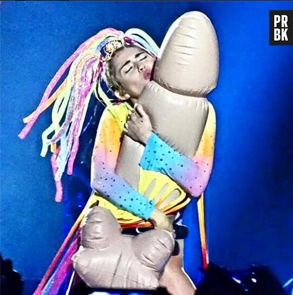 Miley Cyrus serre un faux pénis pendant un concert
