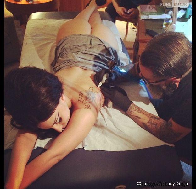 Lady Gaga montre ses fesses pour se faire tatouer... le dos