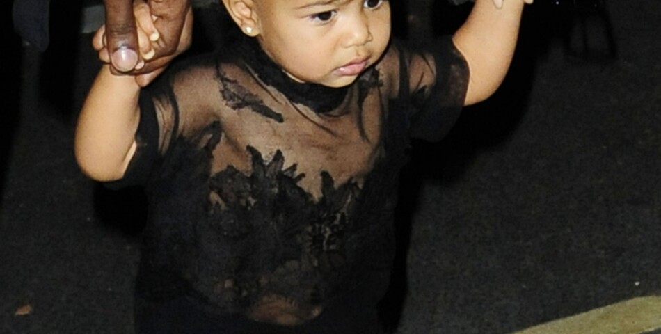 Kim Kardashian et Kanye West : leur fille North affolée par les flashs, le 28 septembre 2014 à Paris