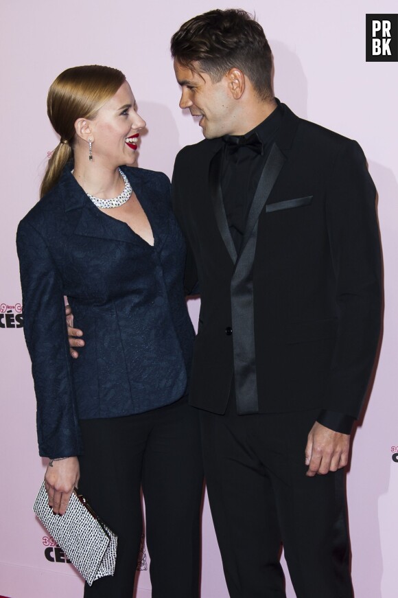 Scarlett Johansson et Romain Dauriac souriants à la 39ème cérémonie des Césars, le 28 février 2014