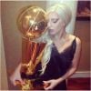 Lady Gaga prend la pose avec le trophée NBA des Spurs, le 8 octobre 2014