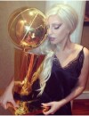  Lady Gaga prend la pose avec le troph&eacute;e NBA des Spurs, le 8 octobre 2014 