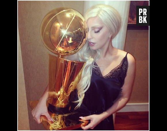 Lady Gaga prend la pose avec le trophée NBA des Spurs, le 8 octobre 2014