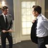 Scandal saison 4, épisode 4 : Scott Foley (Jake) face à Tony Goldwyn (Fitz) sur une photo