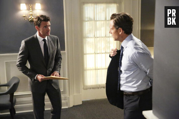 Scandal saison 4, épisode 4 : Scott Foley (Jake) face à Tony Goldwyn (Fitz) sur une photo