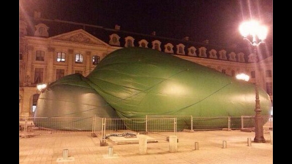 #PlugGate : après les moqueries, la sculpture de la place Vendôme vandalisée