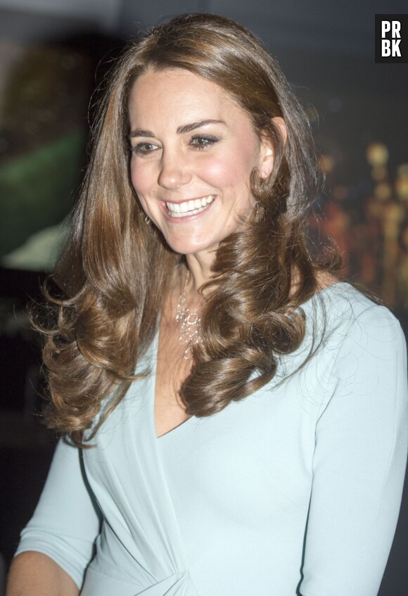 Kate Middleton enceinte et souriante pour une soirée au Musée d'histoire naturelle de Londres le 21 octobre 2014