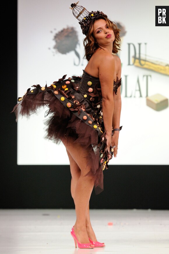 Séverine Ferrer sexy lors du défilé du 20e Salon du Chocolat, le 28 octobre 2014 à Paris