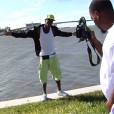 Le rappeur américain  Presto Flo tombe dans l'eau en plein shooting photo 