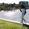 Le rappeur américain Presto Flo tombe dans l'eau en plein shooting photo