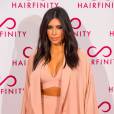 Kim Kardashian décolletée à la soirée Hairfinity, le 8 novembre 2014 à Londres