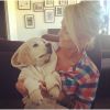 Caroline Receveur câline son chien Island sur Instagram