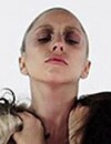 Lady Gaga crâne rasé et topless