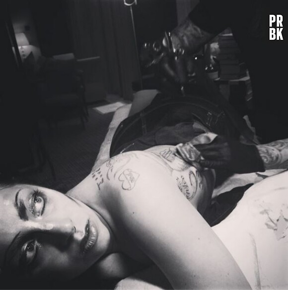 Lady Gaga à moitié nue en pleine séance de tatouage