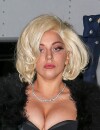 Lady Gaga ultra décolletée et blonde