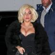 Lady Gaga ultra décolletée et blonde