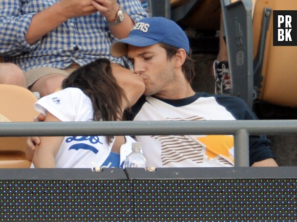 Ashton Kutcher et Mila Kunis : couple complice pendant un match de base-ball