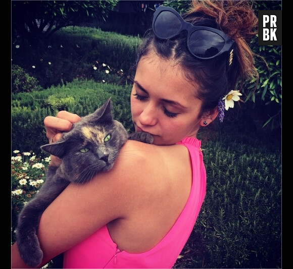 Nina Dobrev pose avec un chat sur Instagram en janvier 2015