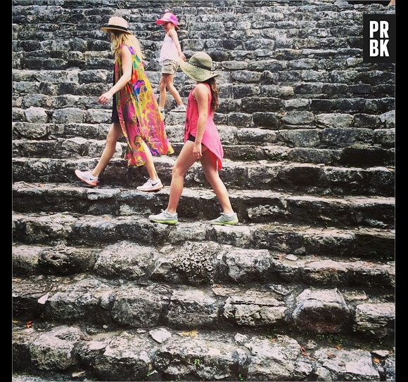 Candice Accola et ses deux belles-filles en vacances au Mexique
