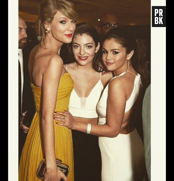 Selena Gomez souriante aux côtés de Taylor Swift et Lorde aux Golden Globes 2015, le 11 janvier, à Los Angeles