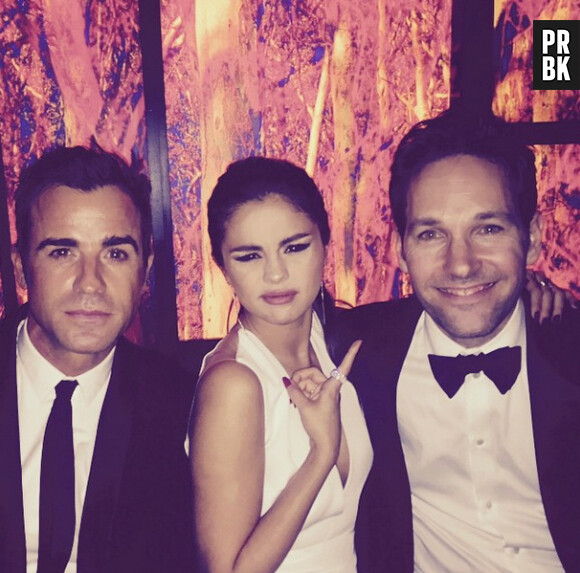 Selena Gomez entourée de Paul Rudd et Justin Theroux aux Golden Globes 2015, le 11 janvier, à Los Angeles