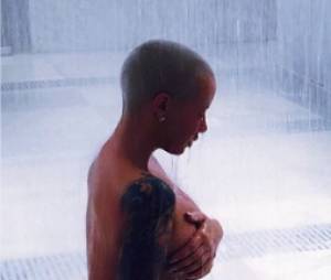 Amber Rose en string sous la douche sur une photo sexy postée sur Instagram