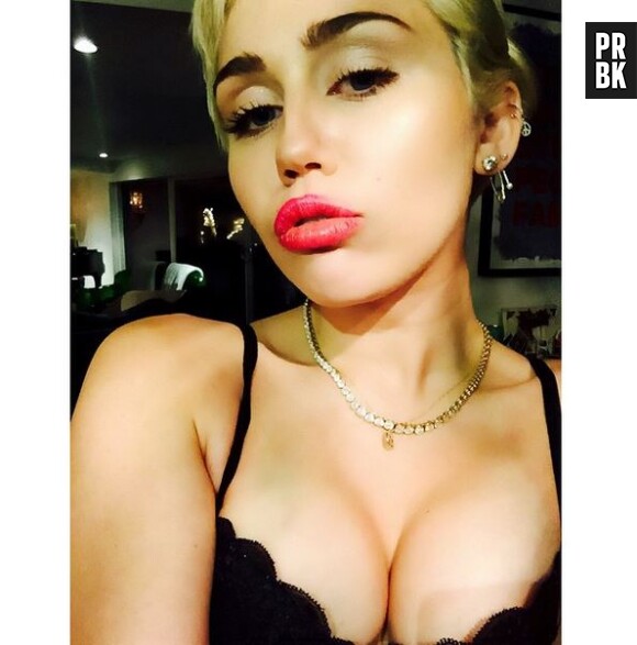 Miley Cyrus affiche un décolleté généreux sur Instagram, le janvier