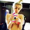 Miley Cyrus adepte des selfies topless