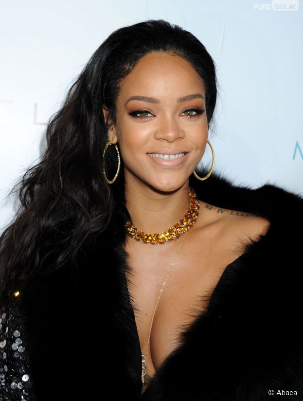 Rihanna sexy et décolletée à la cérémonie des Fashion LA Awards le 22 janvier 2015 à Los Angeles
