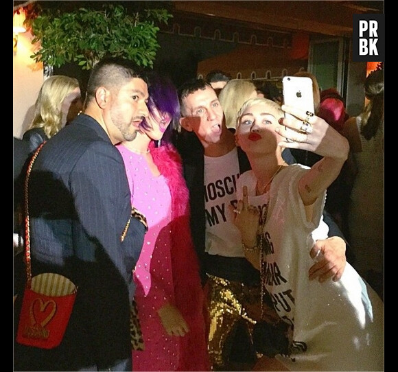 Miley Cyrus, Katy Perry, Jeremy Scott et Pablo Olea en mode selfie à la cérémonie des Fashion LA Awards le 22 janvier 2015