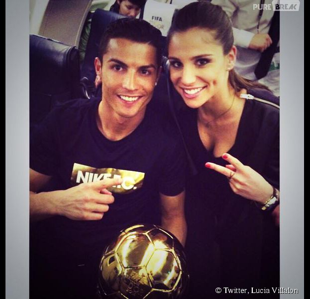 Cristiano Ronaldo et Lucia Villalon prennent la pose apr&egrave;s la c&eacute;r&eacute;monie du Ballon d'or 2014