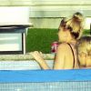 Justin Bieber embrasse Hailey Baldwin dans sa piscine, à Los Angeles, le 21 janvier 2015
