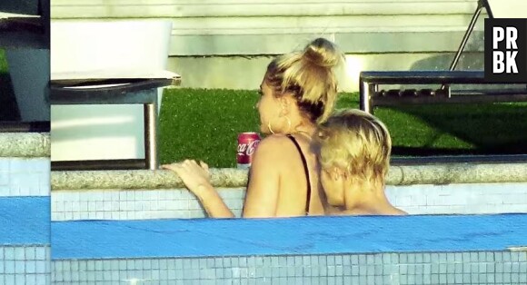 Justin Bieber embrasse Hailey Baldwin dans sa piscine, à Los Angeles, le 21 janvier 2015