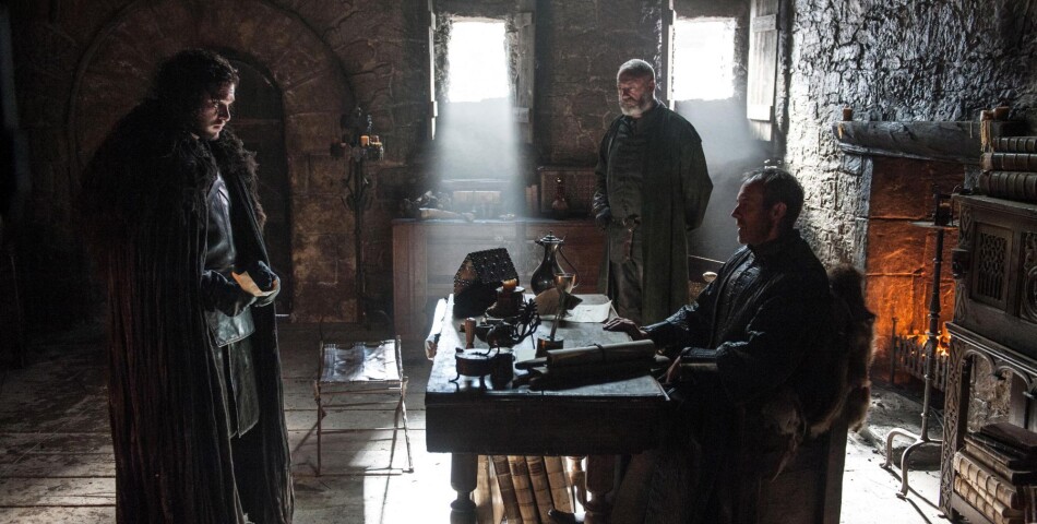 Game of Thrones saison 5 : Kit Harington (Jon Snow), Stephen Dillane (Stannis Baratheon) et Liam Cunningham (Davos Seaworth) sur une photo