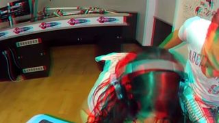 Sarah (Les Princes de l'amour) pèse ses seins en direct