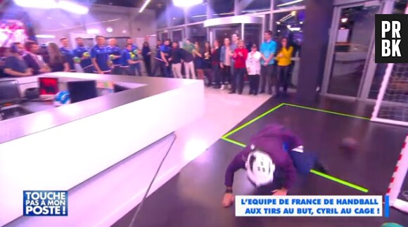 Cyril Hanouna allumé par les joueurs de l'équipe de France de handball