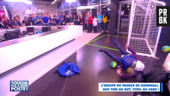 Cyril Hanouna joue au gardien face aux joueurs de l'équipe de France de handball