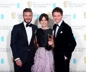David Beckham pose avec Felicity Jones et Eddie Redmayne, gagnants aux BAFTA 2015
