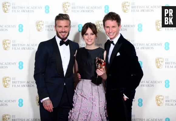 David Beckham pose avec Felicity Jones et Eddie Redmayne, gagnants aux BAFTA 2015