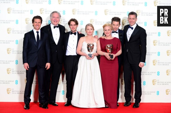 Tom Cruise pose avec l'équipe de Boyhood, gagnant aux BAFTA 2015