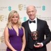 Reese Whitherspoon pose avec JK Simmons, gagnant aux BAFTA 2015