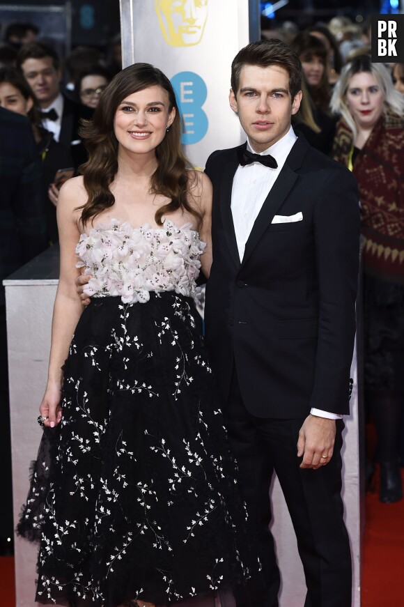 Keira Knightley enceinte et son mari sur le tapis-rouge des BAFTA le 8 février 2015 à Londres