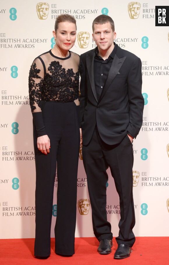Noomi Rapace et Jesse Eisenberg sur le tapis-rouge des BAFTA le 8 février 2015 à Londres