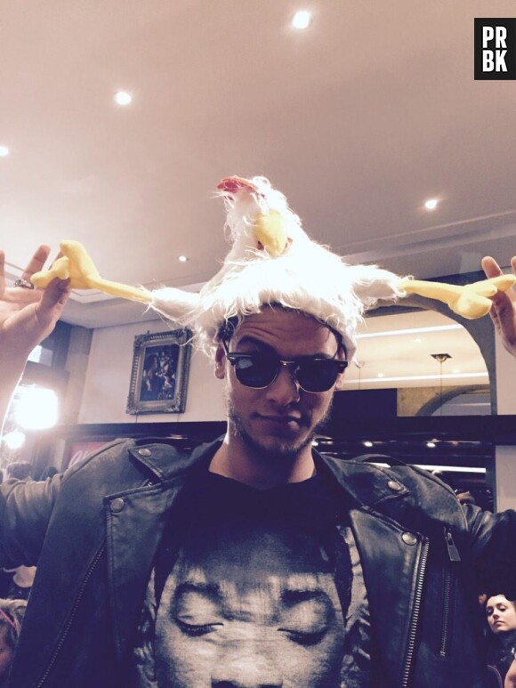Rayane Bensetti avec un drôle de chapeau-poulet, le 12 février 2015