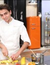 Jean-Baptiste Ascione (Top Chef 2015) : après son élimination, il travaille en cuisine avec un autre candidat, Jérémy Moscovici