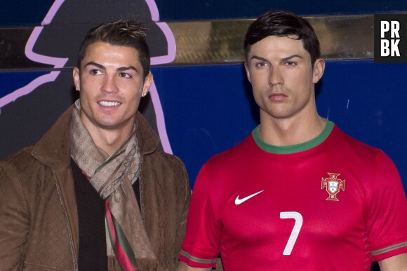 Cristiano Ronaldo prend la pose à l'inauguration de sa statue de cire au musée de cire Cera de Madrid, le 7 décembre 2013