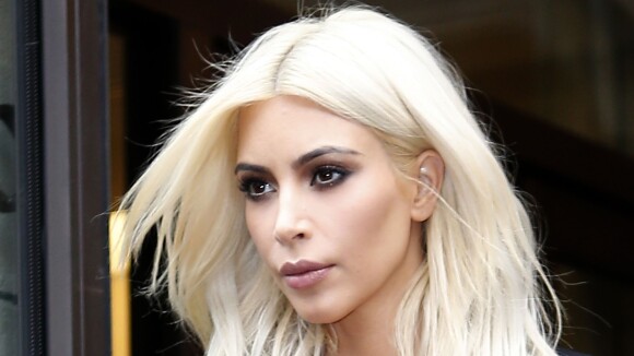 Kim Kardashian : blonde et sexy, elle sort THE décolleté dans les rues de Paris