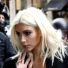 Kim Kardashian : blonde platine sexy et décolletée à Paris, le 10 mars 2015
