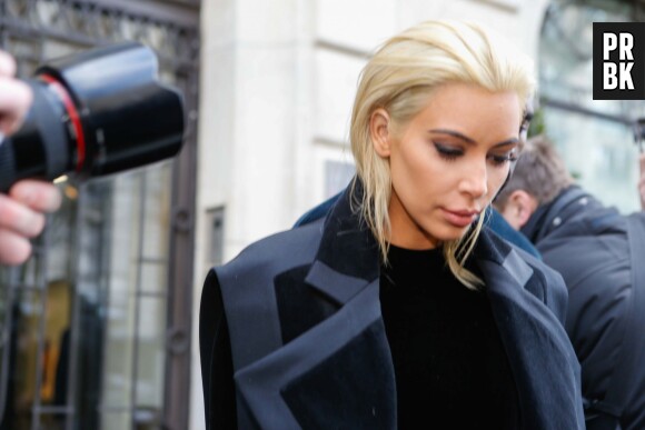 Kim Kardashian blonde platine pour la Fashion Week de Paris, le 5 mars 2015