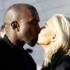 Kim Kardashian et Kanye West : le couple s'offre un bisou à Paris le 6 mars 2015
